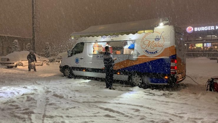 TUZLA BELEDİYESİ, KAR NEDENİYLE MAHSUR KALAN VATANDAŞLARA SICAK ÇORBA İKRAMINDA BULUNDU