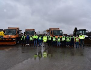 BEKLENEN KAR YAĞIŞINA KARŞI TUZLA’DA BELEDİYE EKİPLERİ TEYAKKUZA GEÇTİ