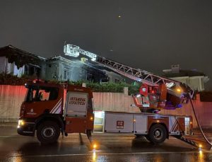 TUZLA’DA ÖZEL BİR VAKFA AİT MİSAFİRHANE ALEV ALEV YANDI