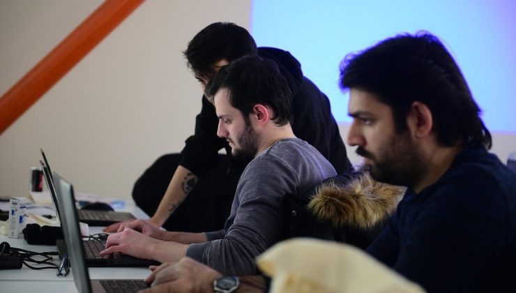 GENÇLER PROJELERİNİ TUZLA BELEDİYESİ TEKNOLOJİ MERKEZİ’NDE GELİŞTİRİYOR