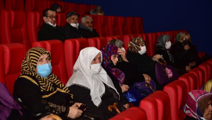 65 YAŞ ÜSTÜ BÜYÜKLER, EREN BÜLBÜL’ÜN HAYATINI ANLATAN FİLMDE, DUYGU DOLU ANLAR YAŞADI