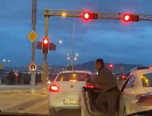 TUZLA’DA YOLU PAYLAŞAMAYAN SÜRÜCÜLERİN TEHLİKELİ KAPIŞMASI