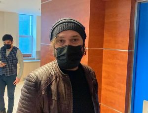 MİKROFONDA SALLAYAN HALİL SEZAİ ADLİYEDE SOHBET EDİYORDUM