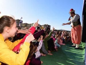 RAMAZAN KARAVANI TUZLALI ÇOCUKLAR İÇİN SOKAKLARDA