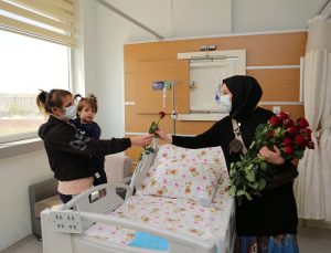 BAŞKAN YAZICI’DAN TUZLA DEVLET HASTANESİ’NDEKİ ANNELERE SÜRPRİZ