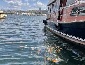 HALİÇ’TE KIYIYA VURAN ÇÖPLERİN OLUŞTURDUĞU KİRLİLİK ÇEVREDEKİLERİ RAHATSIZ ETTİ
