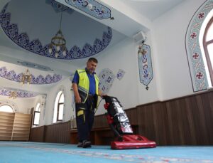 BAYRAM ÖNCESİ İHTİYAÇ SAHİBİ 65 YAŞ ÜSTÜ BÜYÜKLERİN EVLERİ TEMİZLENDİ