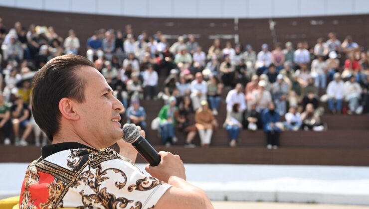 İYİLİK ŞAMPİYONASI’NDA 300 ÖĞRENCİ AYNI ANDA KİTAP OKUDULAR