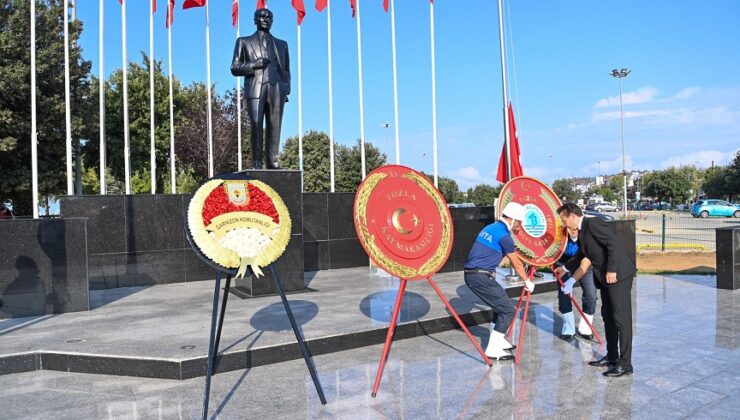 TUZLA’DA 30 AĞUSTOS ZAFER BAYRAMI’NDA ÇELENK SUNMA TÖRENİ DÜZENLENDİ