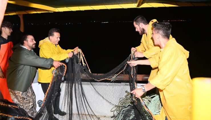 BALIKÇILIK SEZONU AÇILDI, TUZLA’DA İLK AĞI BAŞKAN YAZICI ATTI