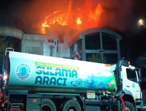 SULTANBEYLİ’NDEKİ FABRİKA YANGININI SÖNDÜRME ÇALIŞMALARINA TUZLA BELEDİYESİ’NDEN DESTEK