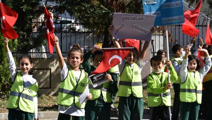 TUZLALI ÇOCUKLAR, YAYA GEÇİTLERİNDE YAYA ÖNCELİĞİ İÇİN FARKINDALIK ÇALIŞMASI YAPTI