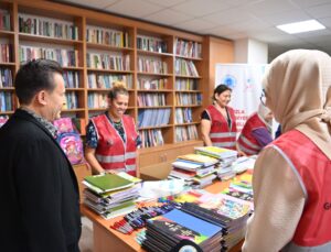 TUZLA’DA KİTAPLAR DEVLETTEN, KIRTASİYE MALZEMELERİ TUZLA BELEDİYESİ’NDEN