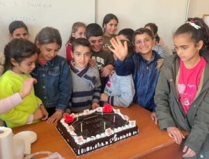 TUZLALI ÖĞRENCİLER, KENDİ HARÇLIKLARI İLE DİYARBAKIRLI ÖĞRENCİLERE DOĞUM GÜNÜ PASTASI GÖNDERİYOR