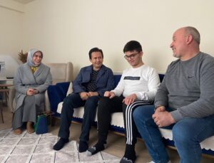 GÖRME ENGELLİ MUHAMMET’İN ORG ÇALARAK SÖYLEDİĞİ TÜRKÜ YÜREKLERİ DAĞLADI