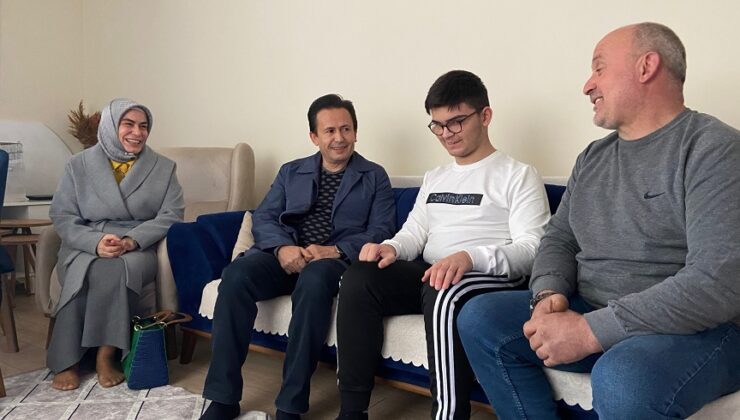 GÖRME ENGELLİ MUHAMMET’İN ORG ÇALARAK SÖYLEDİĞİ TÜRKÜ YÜREKLERİ DAĞLADI