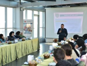 EBEVEYNLERİNE DİJİTAL OKURYAZARLIK ÖĞRETECEK GENÇLERİN EĞİTİMLERİ BAŞLADI