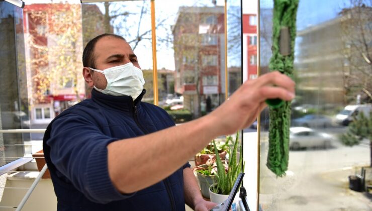 TUZLA’DA İHTİYAÇ SAHİBİ AİLELERİN EVLERİ DÜZENLİ OLARAK TEMİZLENİYOR