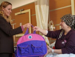 TUZLA’DA 2023 YILININ İLK ANNE VE BEBEKLERİNE BAŞKAN YAZICI’DAN HEDİYE