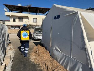 TUZLA BELEDİYESİ EKİPLERİ, ÇADIR KENTLERDE DEZENFEKTE ÇALIŞMALARI YAPIYOR