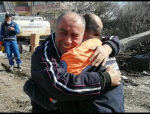 HATAY’DA DUYGULANDIRAN SARILMA. GÜNLER SONRA KENDİSİNİ ENKAZDAN KURTARAN EKİPLE BULUŞTU