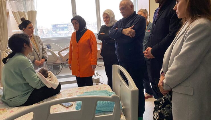 BAŞKAN YAZICI’NIN EŞİ FATMA YAZICI’DAN TEDAVİ GÖREN DEPREMZEDELERE ZİYARET