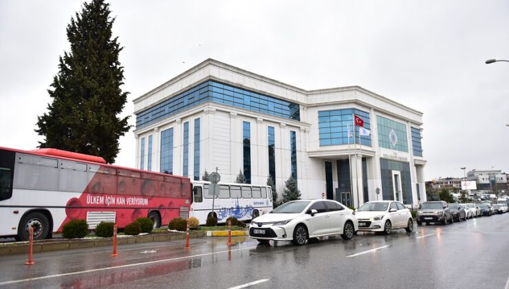 DEPREM BÖLGESİNE KAN GÖNDERMEK İÇİN METRELERCE SIRA OLUŞTURDULAR