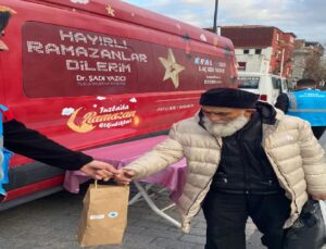 TUZLA BELEDİYESİ İFTAR SAATİNDE YOLLARDA OLAN İSTANBULLULARA İFTARİYELİK DAĞITTI