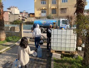 TUZLA BELEDİYESİ EKİPLERİ HATAY’IN KIRSAL KESİMLERİNE TEMİZ SU TAŞIMAYA DEVAM EDİYOR