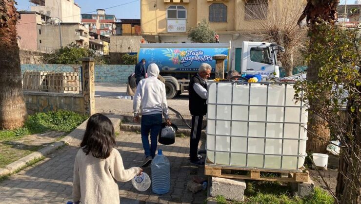 TUZLA BELEDİYESİ EKİPLERİ HATAY’IN KIRSAL KESİMLERİNE TEMİZ SU TAŞIMAYA DEVAM EDİYOR
