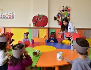 AÇEM’Lİ MİNİKLER SOKAK HAYVANLARI İÇİN MAMA VE SU KABI YAPTILAR