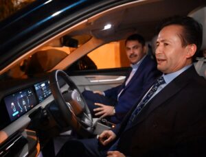 BAŞKAN YAZICI TUZLA SOKAKLARINI TOGG İLE TURLADI