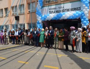 TUZLA HALK EĞİTİM MERKEZİ KURSİYERLERİNİN EL EMEĞİ GÖZ NURU İLE HAZIRLADIKLARI ESERLER YILSONU SERGİSİNDE BEĞENİYE SUNULDU