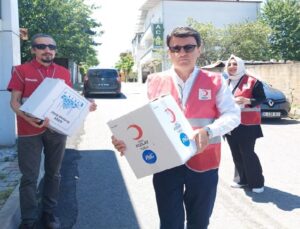 KIZILAY TUZLA YÖNETİM VE GÖNÜLLÜLERİ KAPI KAPI DOLAŞIYOR