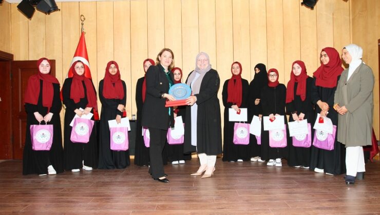 PEYGAMBER SEVDALILARI ŞULE YÜKSEL ŞENLER İMAM HATİP LİSESİNDE HADİS OKUMA YARIŞMASINDA BULUŞTU