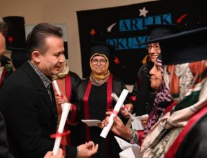 65 YAŞ ÜSTÜ BÜYÜKLER OKUMA YAZMA ÖĞRENDİ, İLK KEZ KEP ATMA HEYECANI YAŞADI