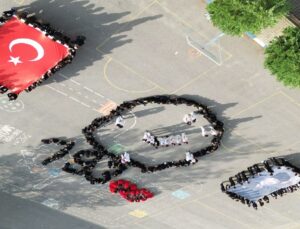 ATATÜRK İLKÖĞRETİM OKULU ÖĞRENCİLERDEN DUYGULANDIRAN 10 KASIM KAREOGRAFİSİ