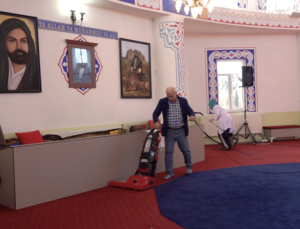 TUZLA BELEDİYESİ, İBADETHANELERİ ÇOK FONKSİYONLU ARAÇLARLA TEMİZLİYOR