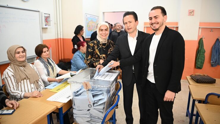 TUZLA BELEDİYE BAŞKANI DR. ŞADİ YAZICI, OYUNU AİLESİ İLE BİRLİKTE KULLANDI