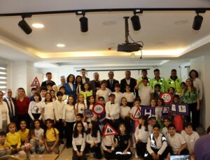 TUZLA’NIN EN RENKLİ OKULUNDA TRAFİK HAFTASI KUTLANDI