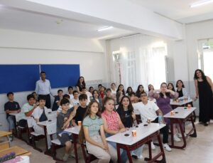 EVLİYA ÇELEBİ ORTAOKULU’NDA KARNE SEVİNCİ, GÜLÇİN ÖĞRETMEN’E GÖZYAŞLARIYLA VEDA