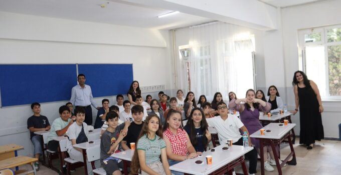 EVLİYA ÇELEBİ ORTAOKULU’NDA KARNE SEVİNCİ, GÜLÇİN ÖĞRETMEN’E GÖZYAŞLARIYLA VEDA