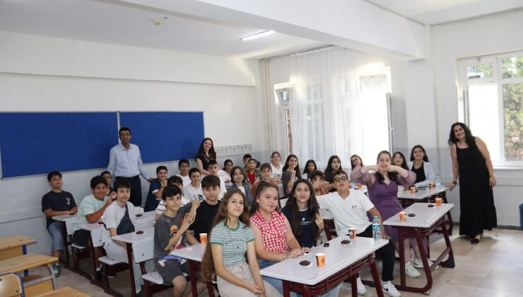 EVLİYA ÇELEBİ ORTAOKULU’NDA KARNE SEVİNCİ, GÜLÇİN ÖĞRETMEN’E GÖZYAŞLARIYLA VEDA