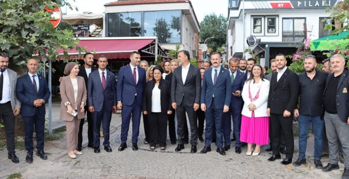 VOLKAN YILMAZ’A TUZLA ESNAFINDAN YOĞUN İLGİ VE SEVGİ GÖSTERİSİ